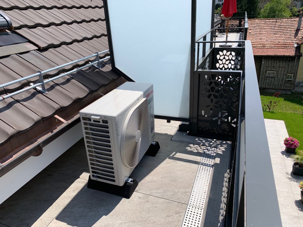 Klimaanlage Aussengerät auf Terrasse
