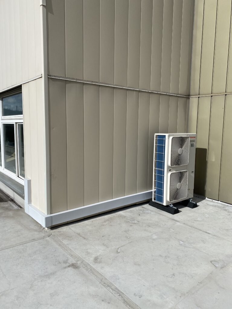 Klimaanlage Aussengerät auf Montagesockel gegen Schwingungen und Schall