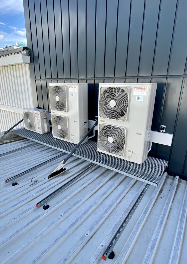 Klimaanlage Aussengeräte mit Unterkonstruktion auf Vordach