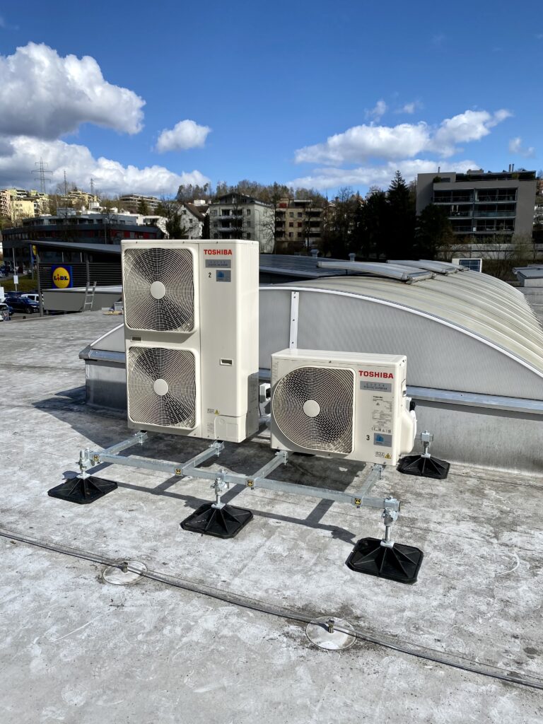 Klimaanlage Aussengeräte mit Unterkonstruktion auf Flachdach