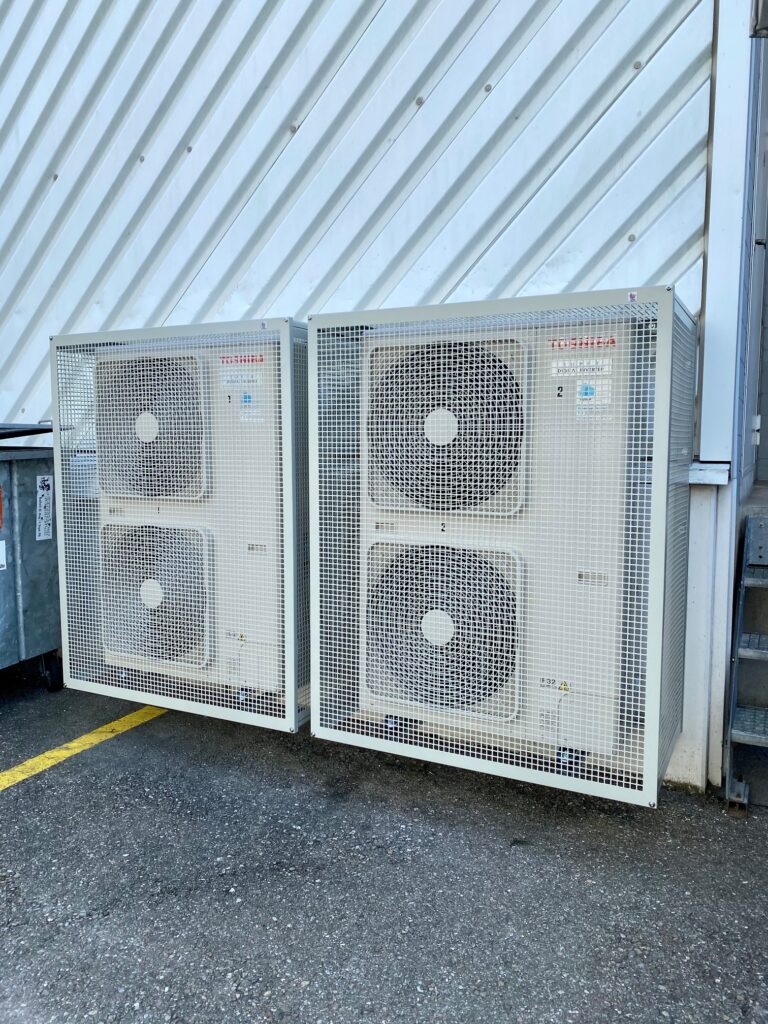 Klimaanlage Aussengeräte mit Vandalenschutzgitter