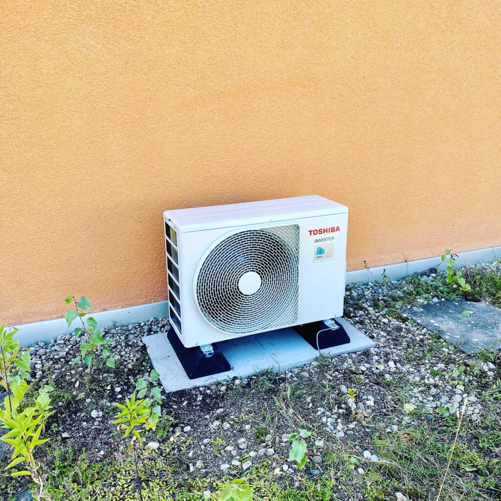 Klimaanlage Aussengerät auf Montagesockel gegen Schwingungen und Schall